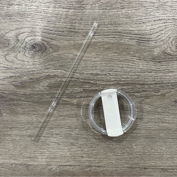 Stanley Quencher 40 OZ Tumbler (Frost Polka Dot) - Picture 5 of 9